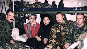 La vera storia di Anna Politkovskaja. Anna con soldati